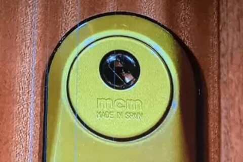 bombin-girado-para-marcar-puerta