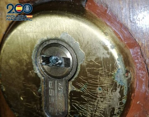 papel-en-la-cerradura-para-robar